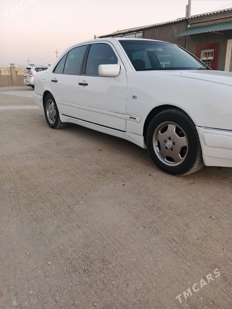 Mercedes-Benz E320 1999 - 115 000 TMT - Гумдаг - img 1