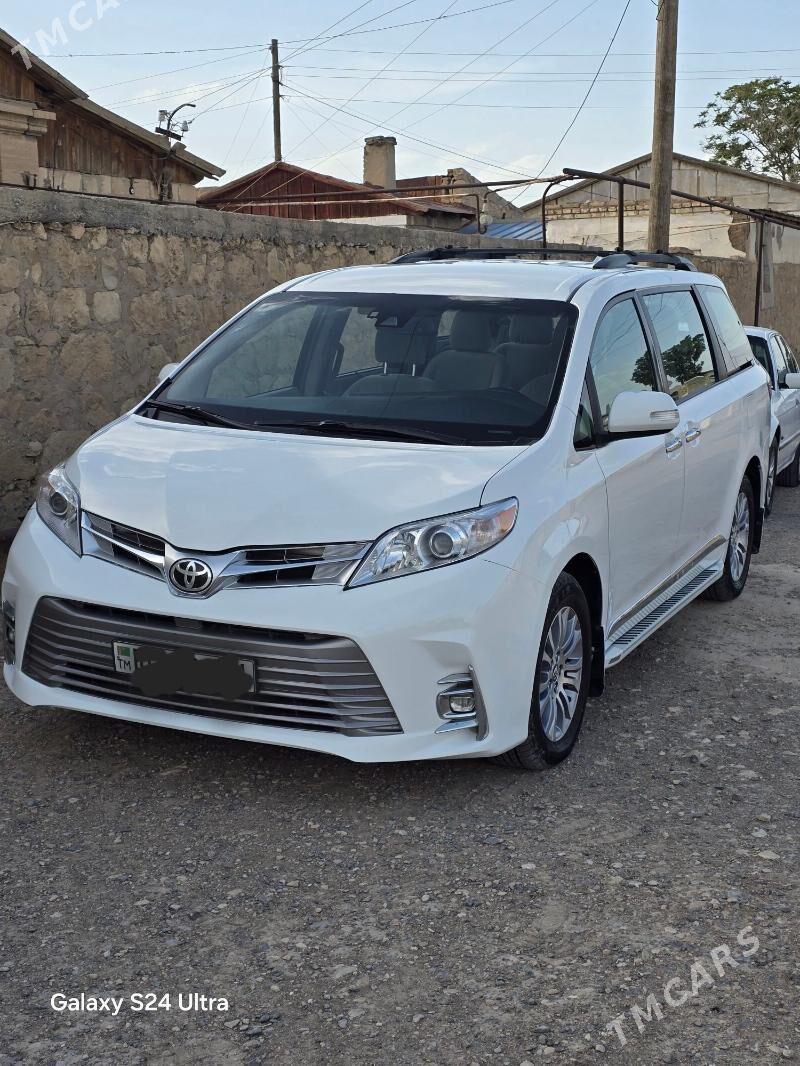 Toyota Sienna 2018 - 395 000 TMT - Гызыларбат - img 1