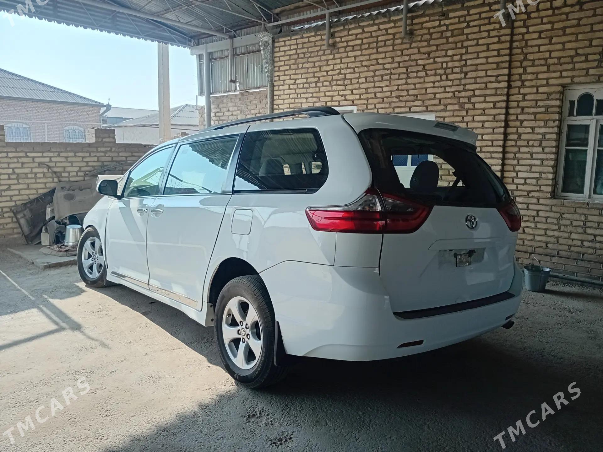 Toyota Sienna 2020 - 255 000 TMT - Мургап - img 1