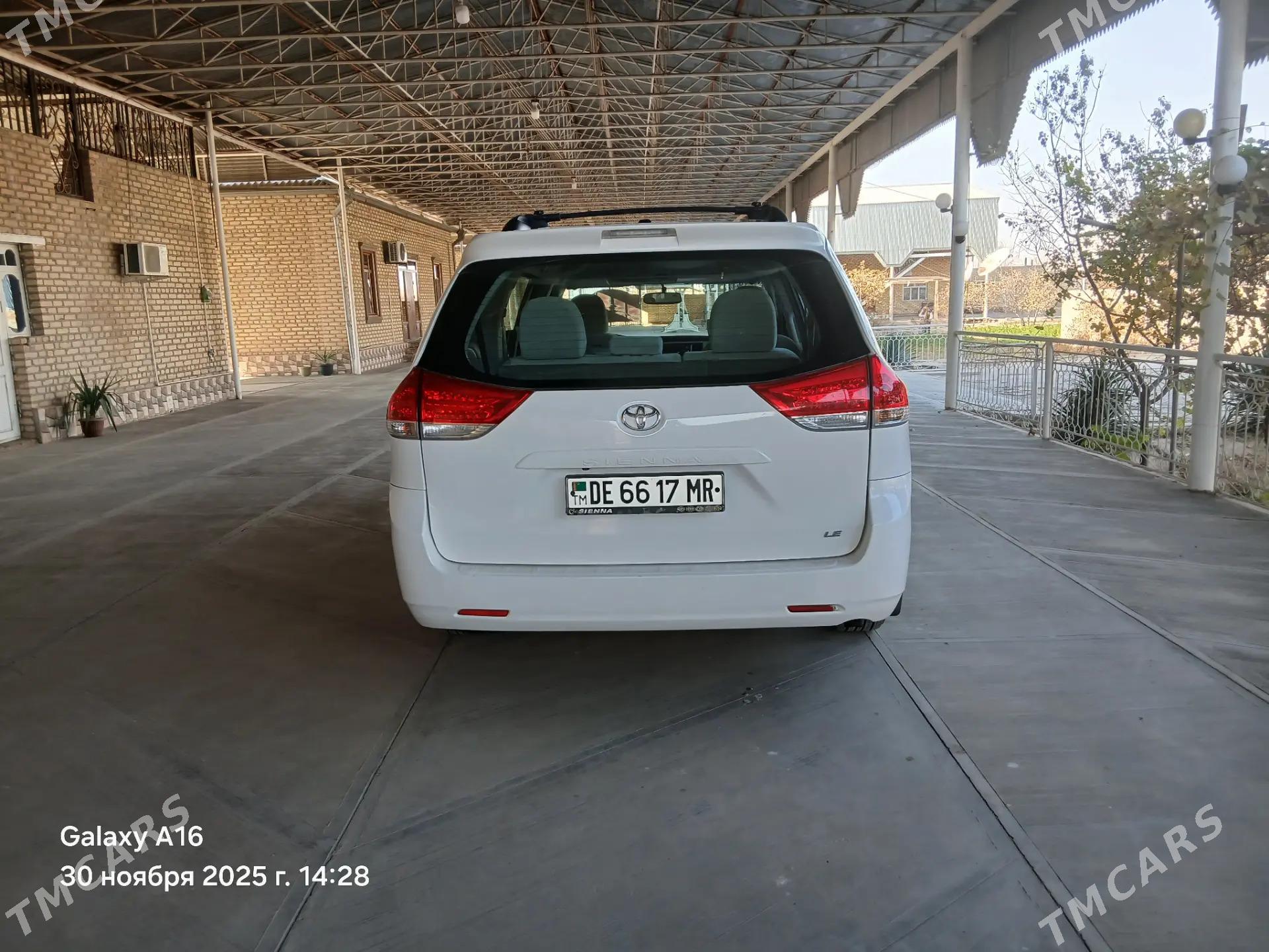 Toyota Sienna 2011 - 320 000 TMT - Мары - img 1