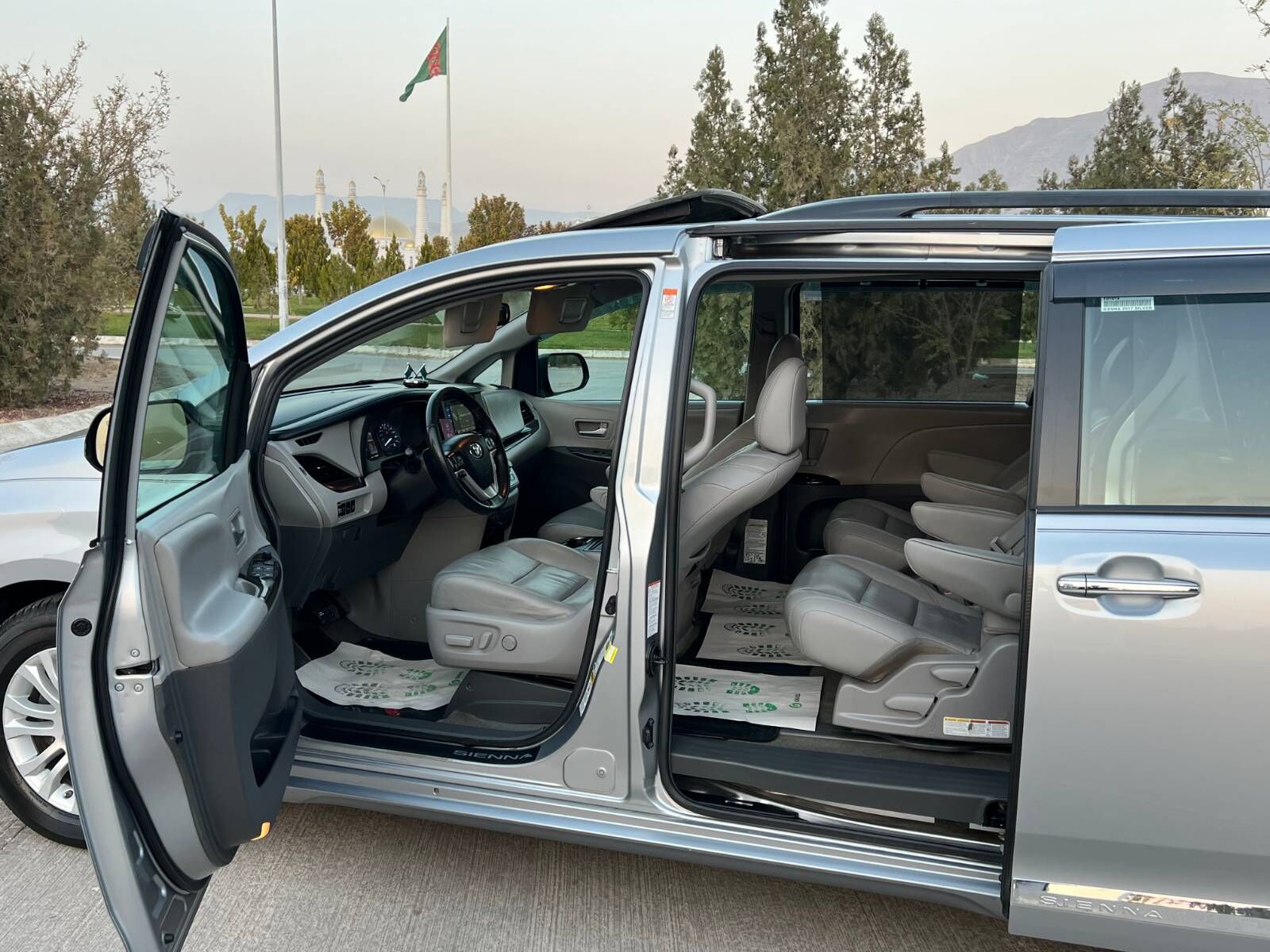 Toyota Sienna 2017 - 395 000 TMT - Балканабат - img 1