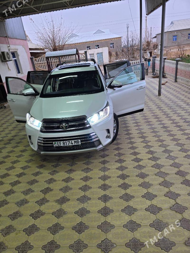 Toyota Highlander 2018 - 400 000 TMT - Ёлётен - img 1