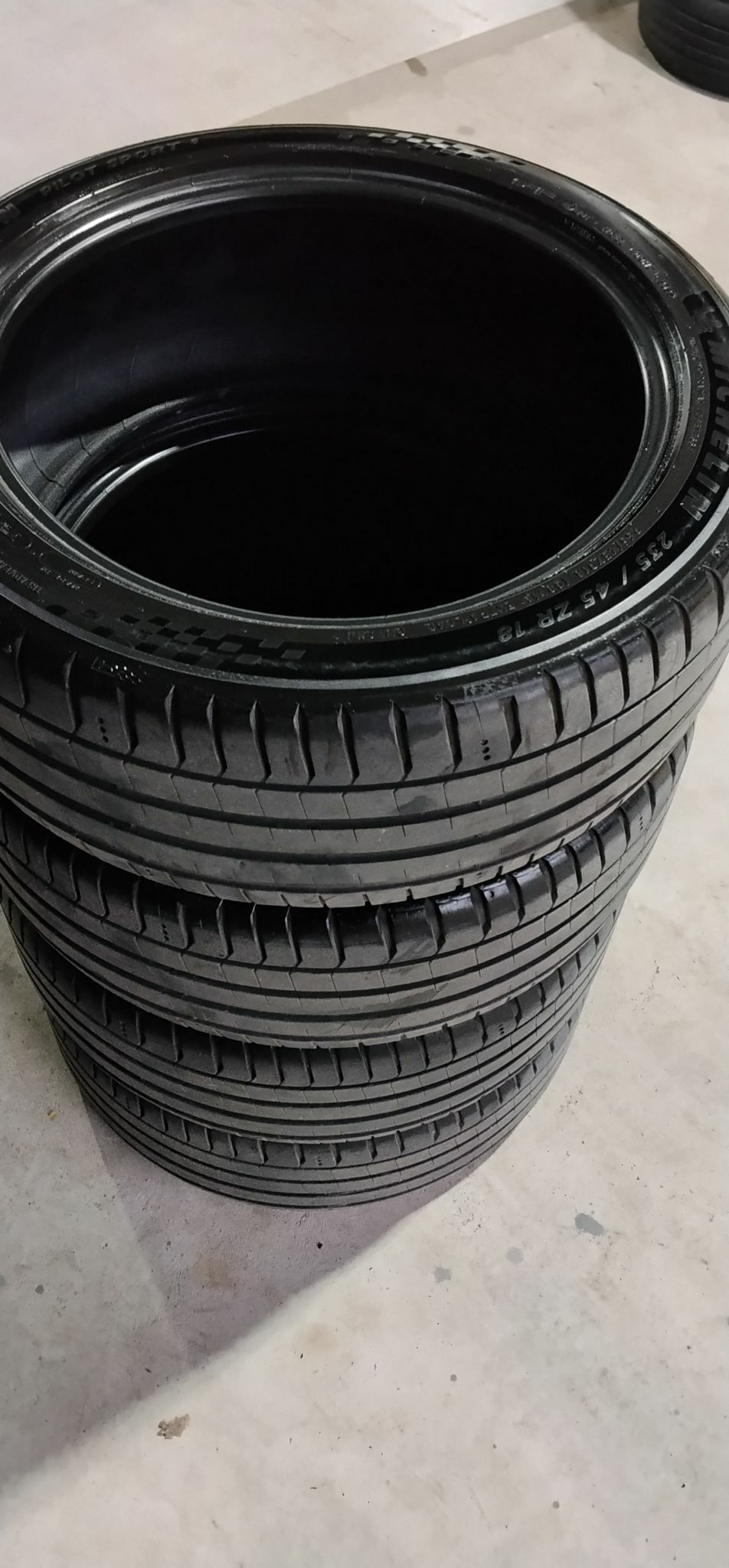 Mishelin Mahmally 235/45/18/ 2 900 TMT - Гарадамак - img 1