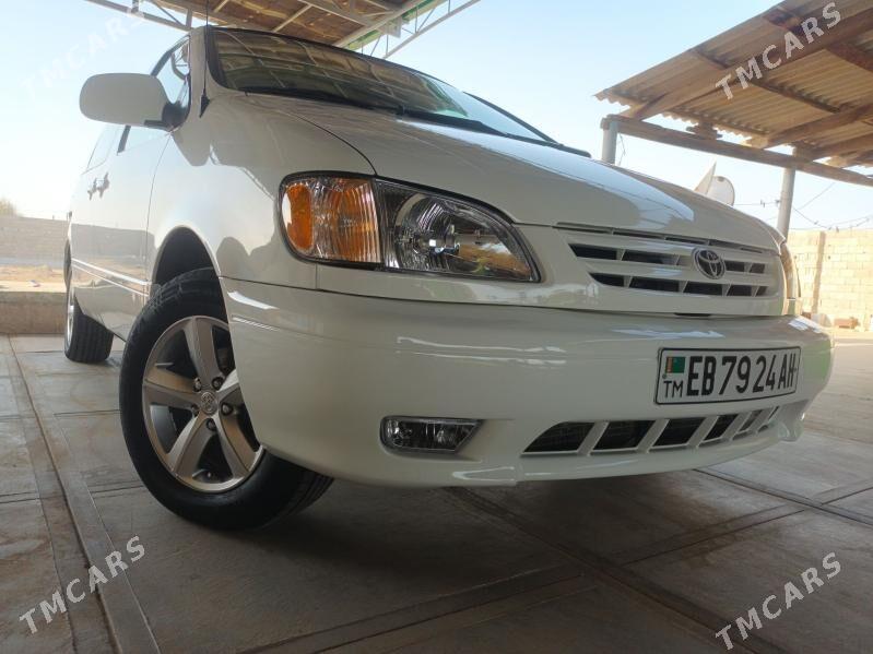 Toyota Sienna 2002 - 200 000 TMT - Бабадайхан - img 1