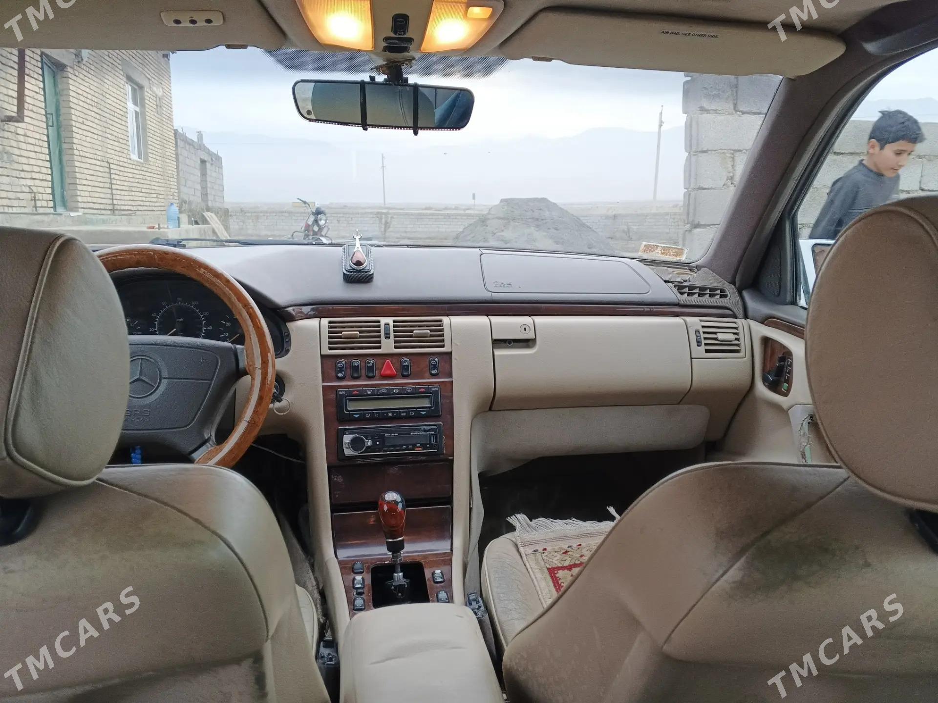 Mercedes-Benz E320 1996 - 42 000 TMT - Bäherden - img 1