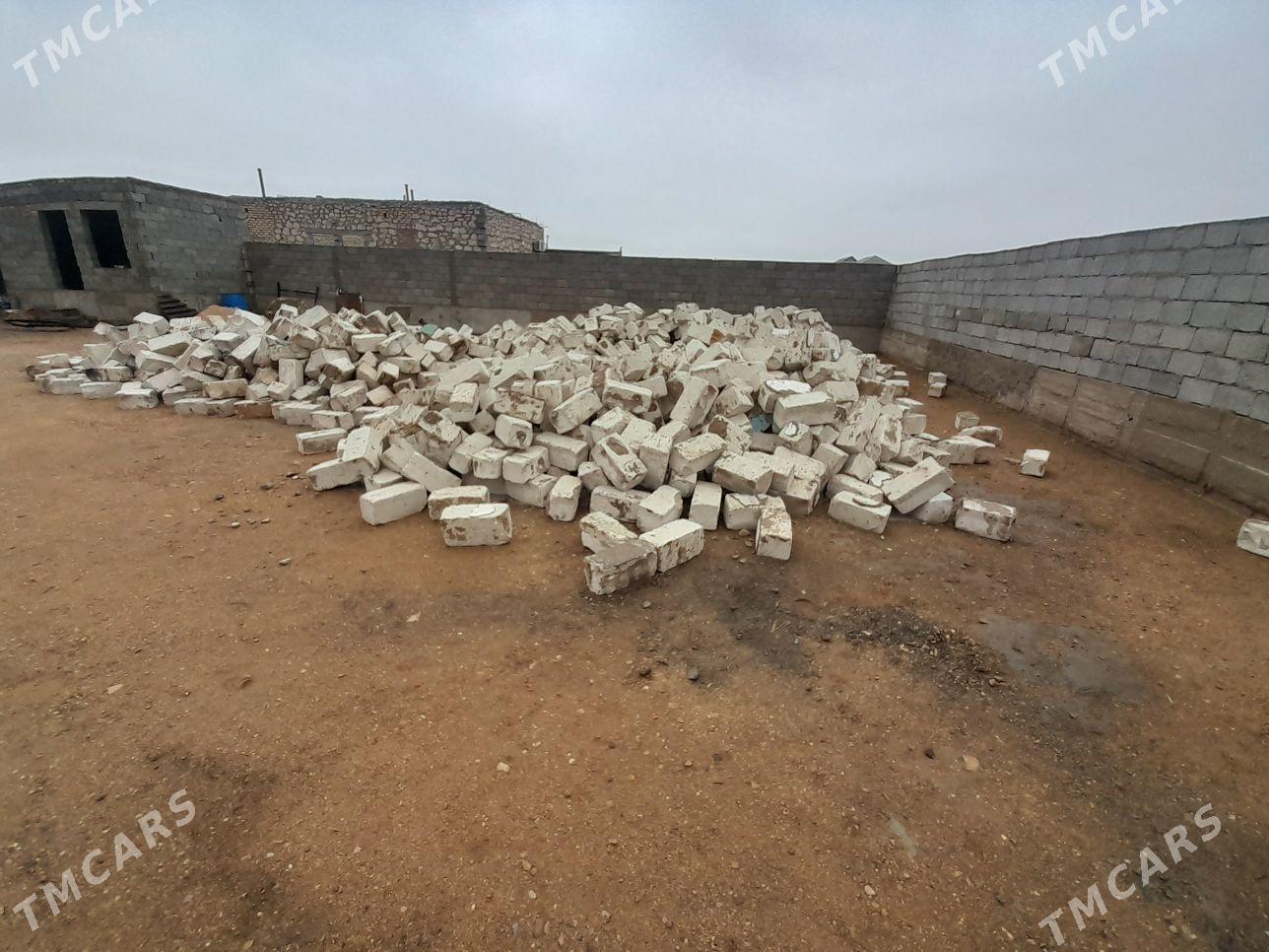 Ak daŝ - Balkanabat - img 1