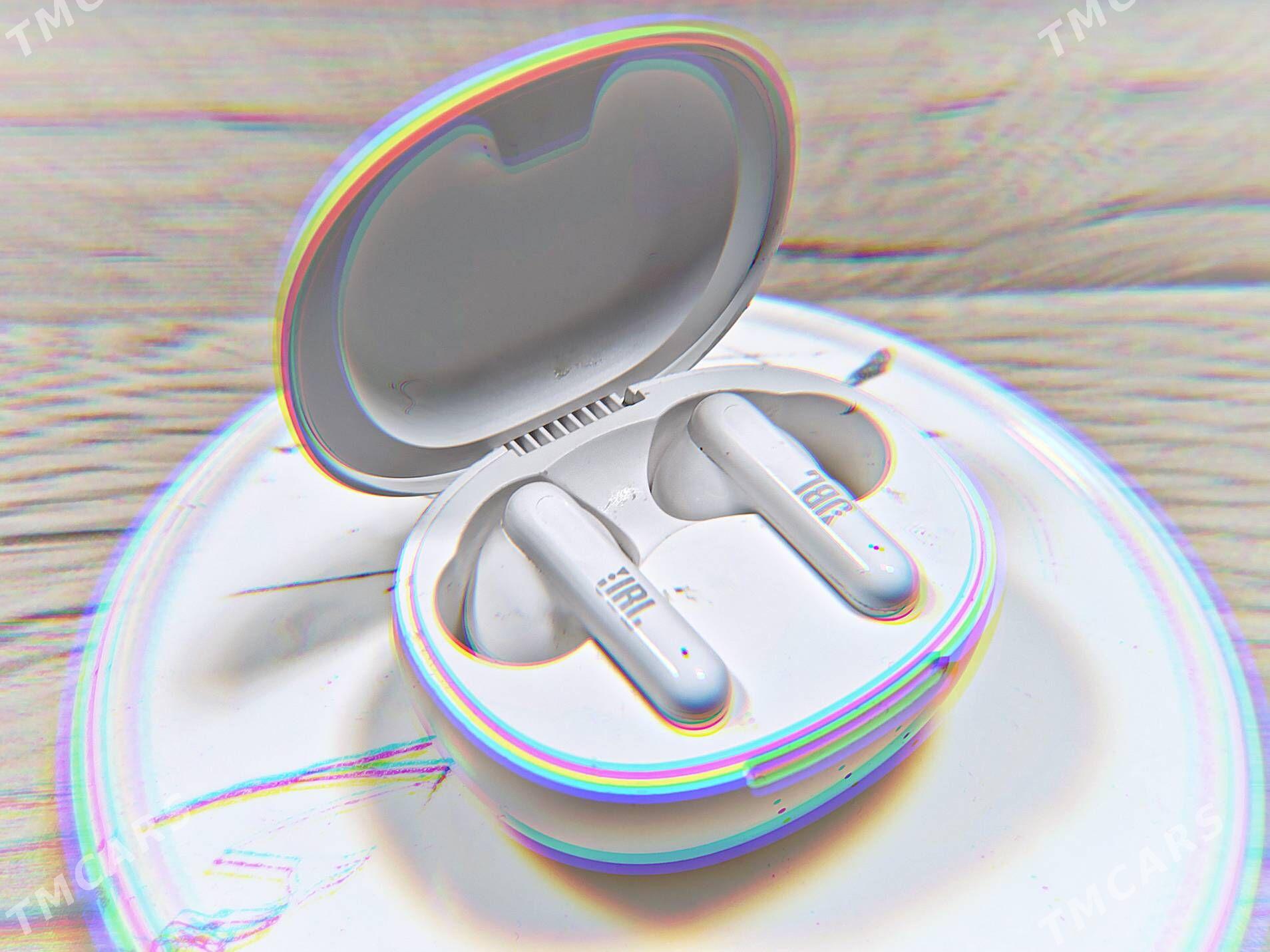 JBL TWS 5.2 white earbuds - Gurtly - img 1