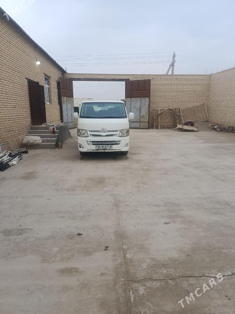 Toyota Hiace 2011 - 280 000 TMT - Халач - img 1