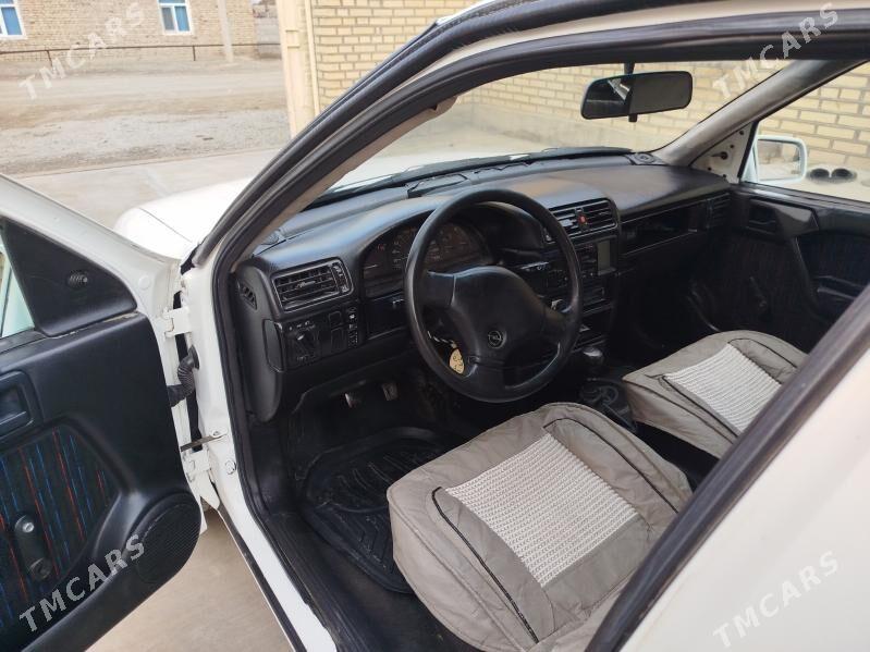 Opel Vectra 1993 - 32 000 TMT - Бахарден - img 1