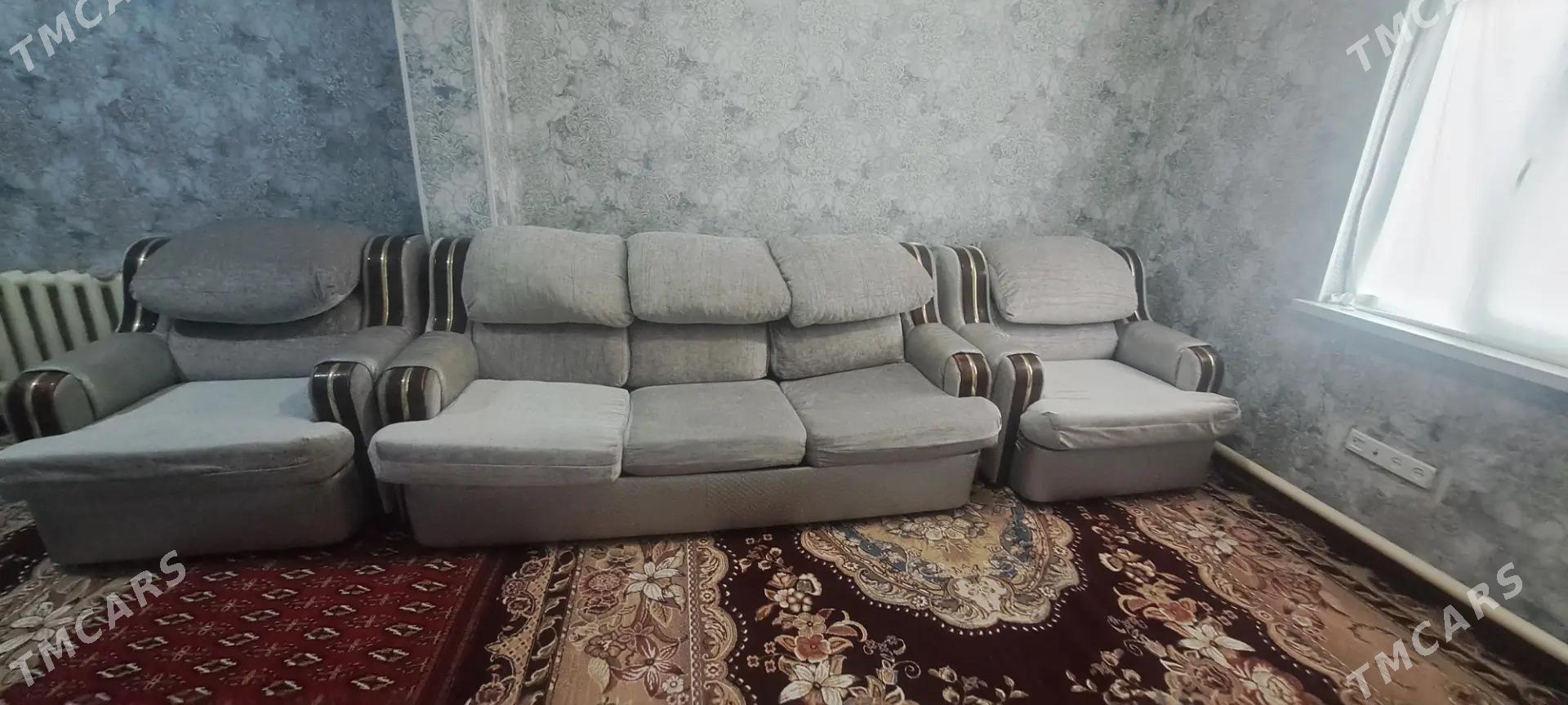 Diwan kireslo - Ýaşlyk - img 1