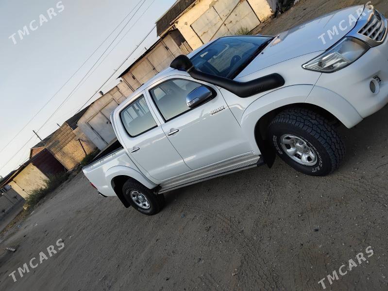 Toyota Hilux 2014 - 300 000 TMT - Хазар - img 1