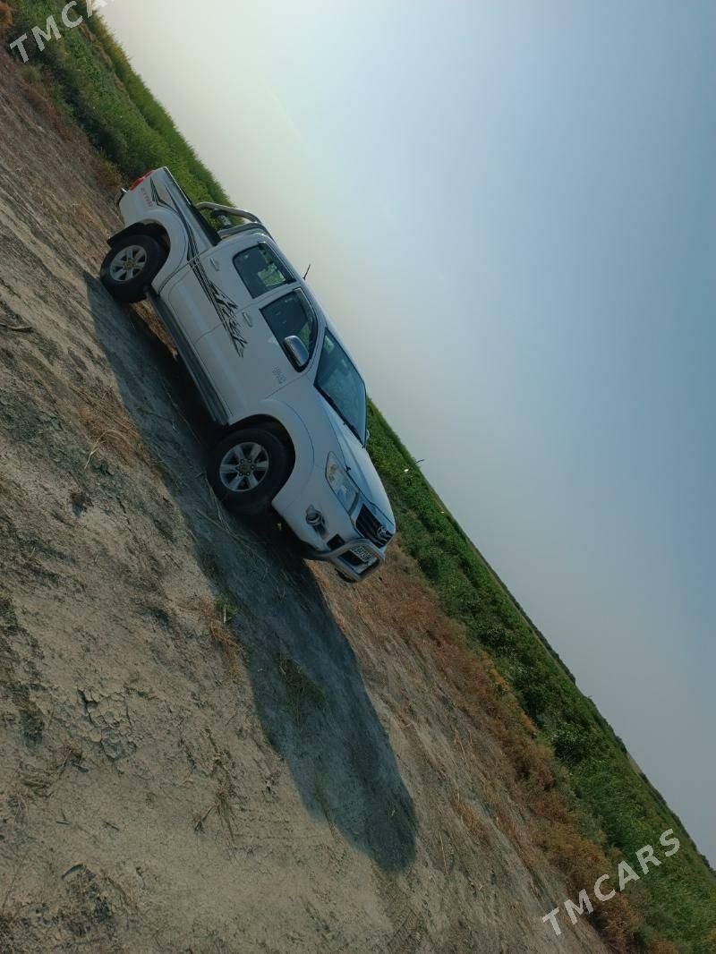 Toyota Hilux 2014 - 305 000 TMT - Гызыларбат - img 1