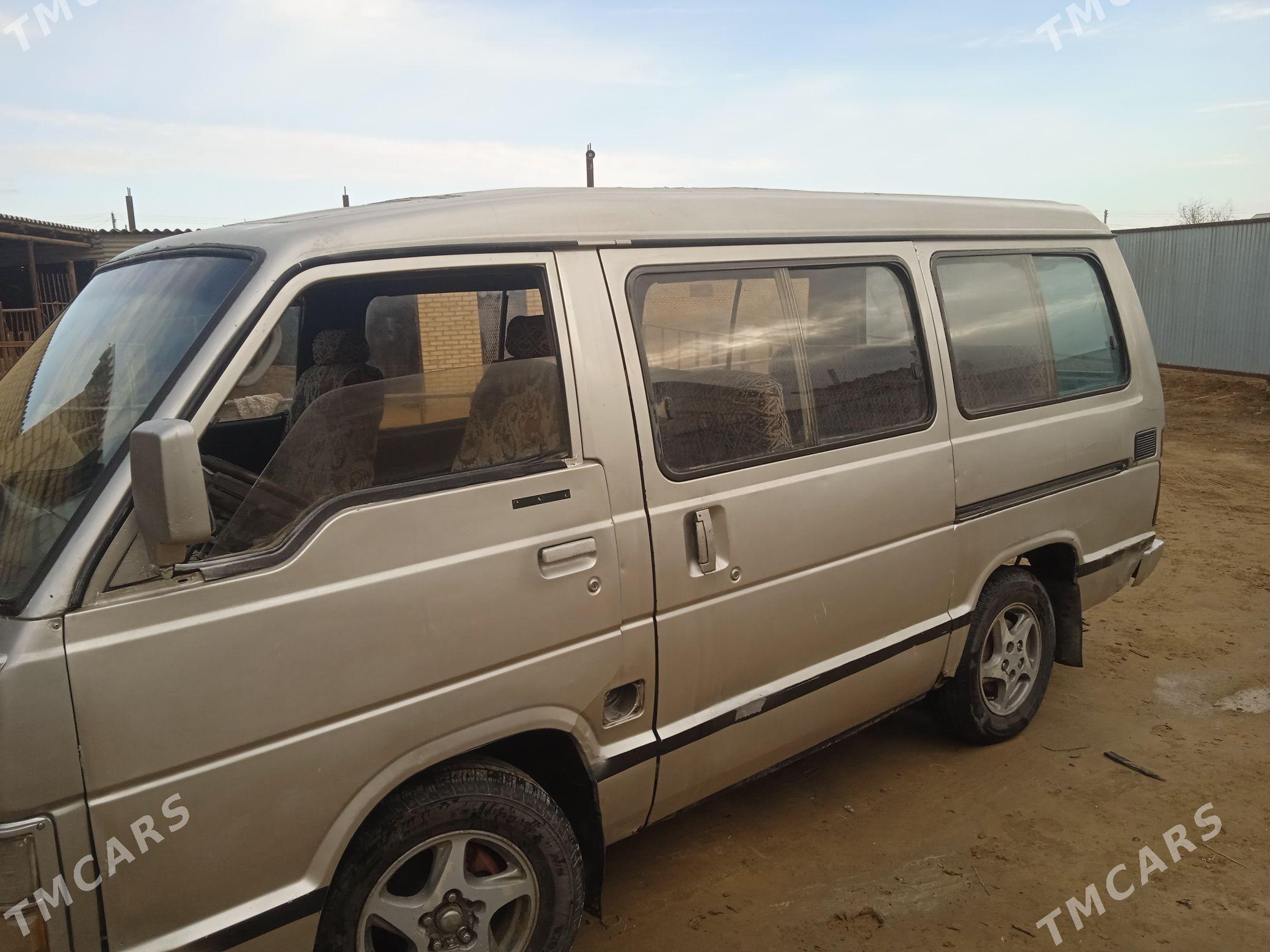 Toyota Hiace 1990 - 48 000 TMT - Мары - img 1