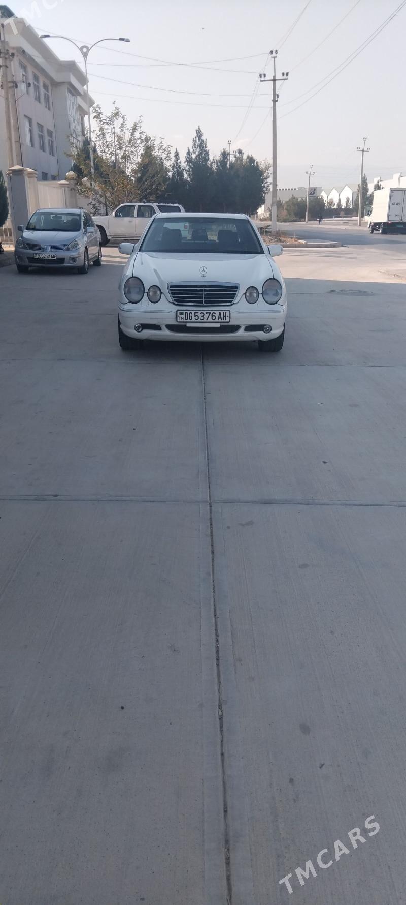 Mercedes-Benz E55 AMG 2000 - 180 000 TMT - Мары - img 1