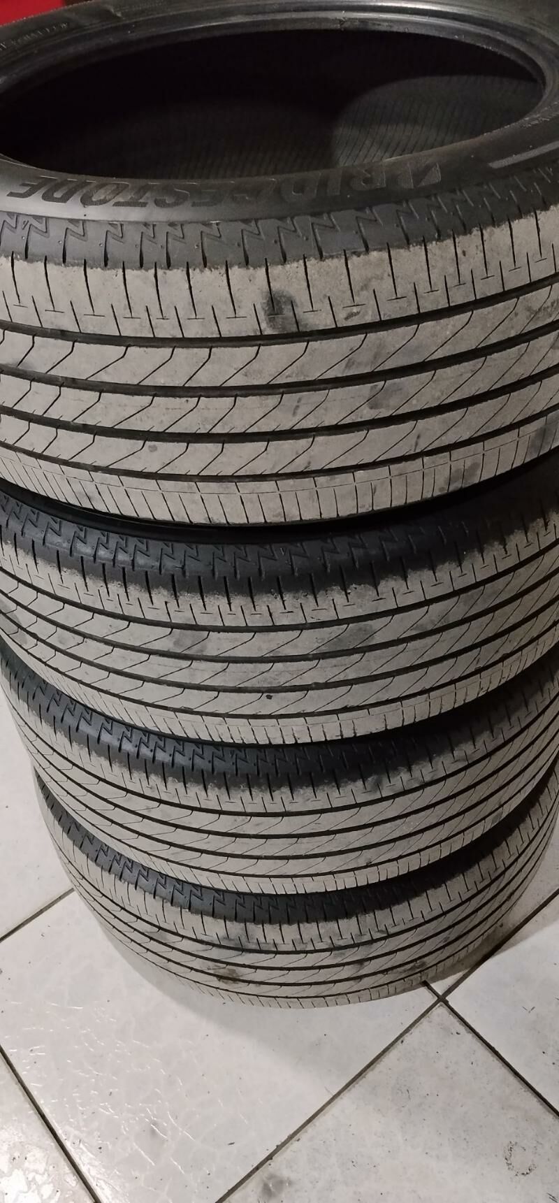 215 55 17 Bredistone 1 500 TMT - Garadamak - img 1