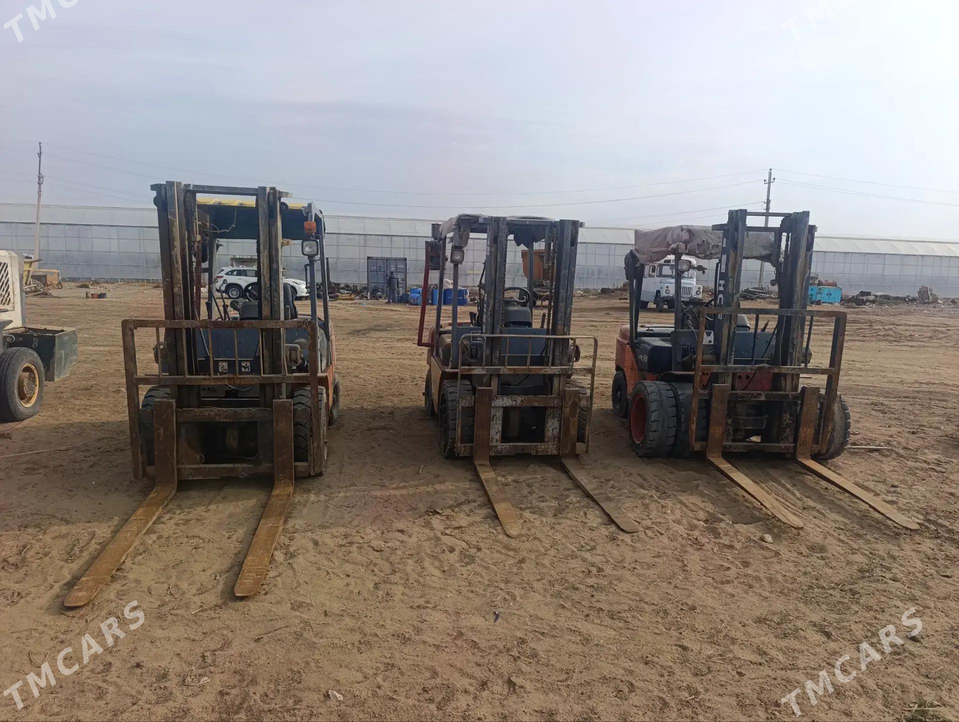 Kara Forklift 2014 - 110 000 TMT - Шатлык - img 1