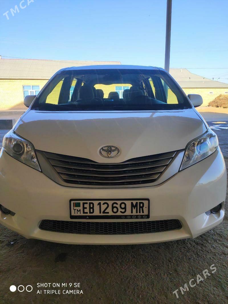 Toyota Sienna 2010 - 300 000 TMT - Sakarçäge - img 1