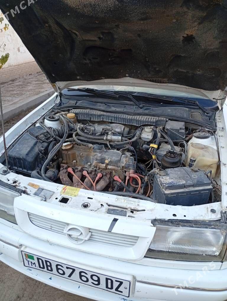 Opel Vectra 1994 - 45 000 TMT - Гурбансолтан Едже - img 1