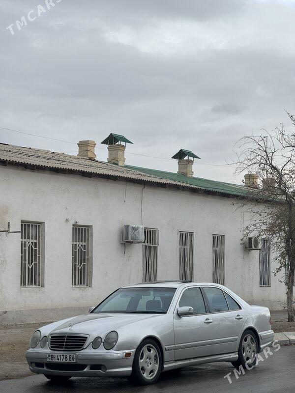 Mercedes-Benz E320 2001 - 125 000 TMT - Балканабат - img 1
