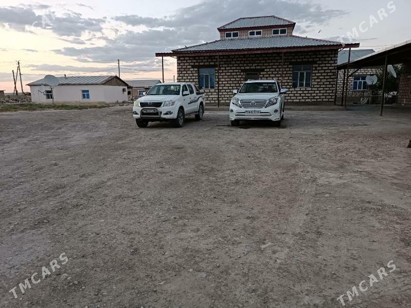 Toyota Hilux 2014 - 305 000 TMT - Гызыларбат - img 1