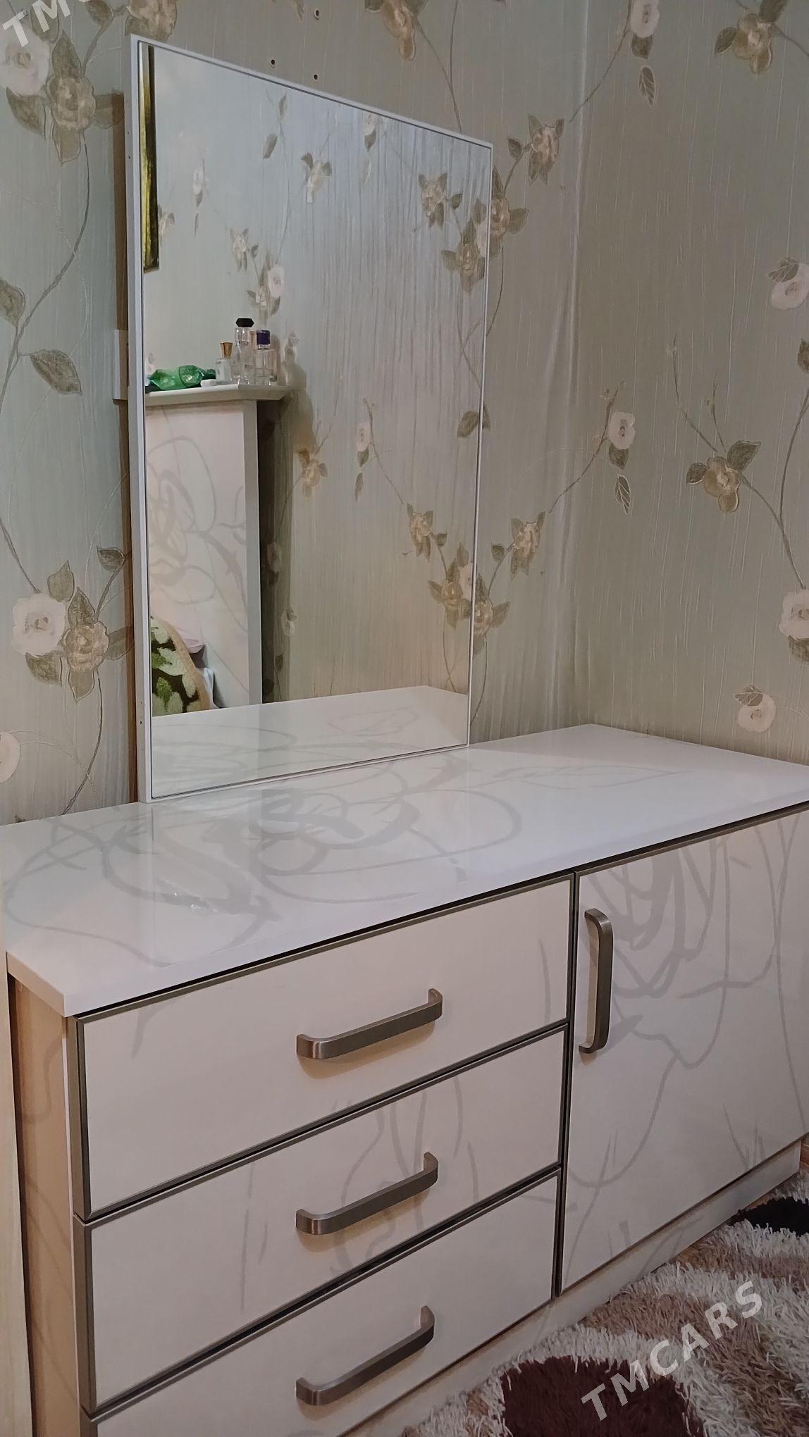 трюмо с зеркалом - 30 мкр - img 1