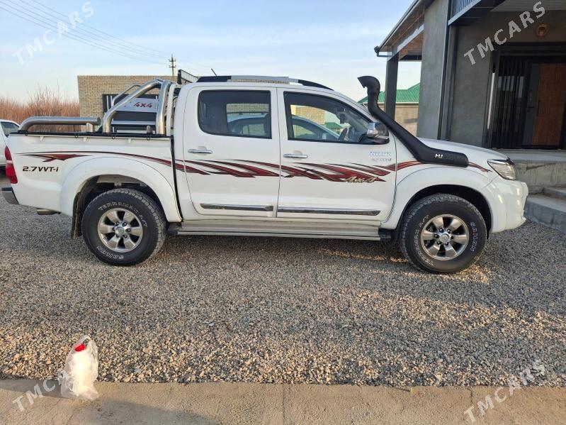 Toyota Hilux 2015 - 460 000 TMT - Мары - img 1