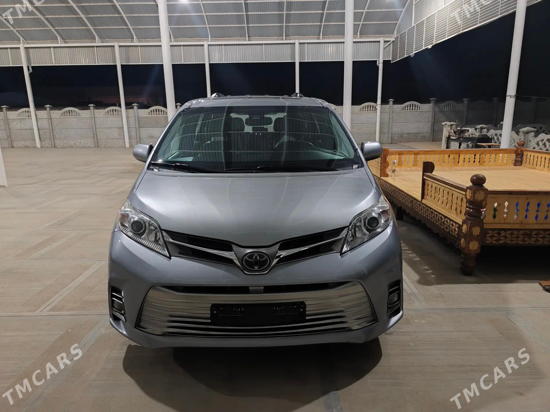 Toyota Sienna 2018 - 480 000 TMT - Байрамали - img 1