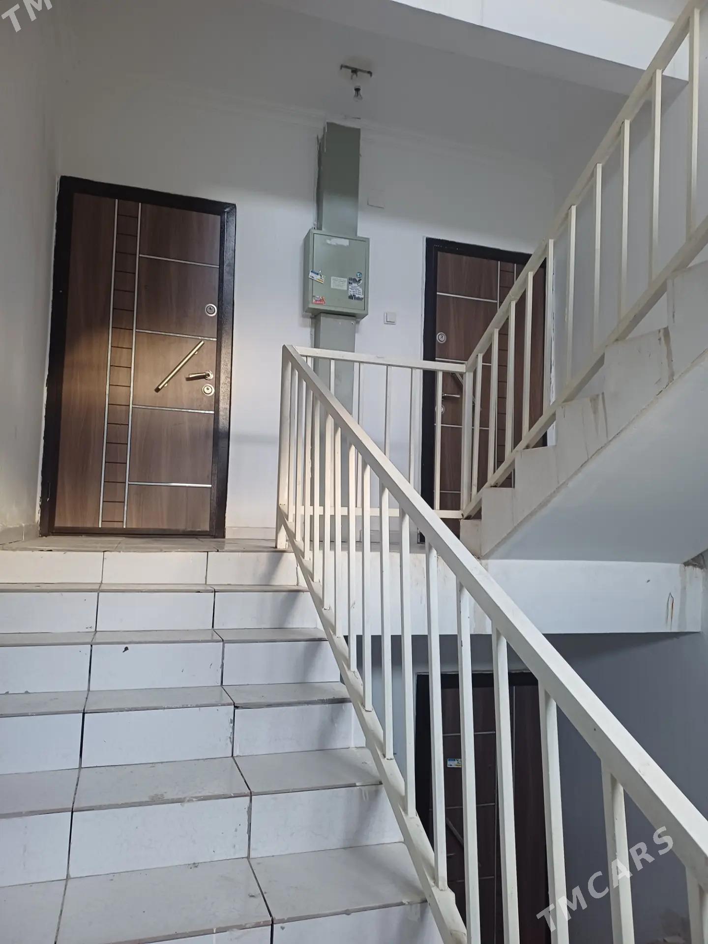 4 komnat 2 etaj 40 dom. - Туркменабат - img 1