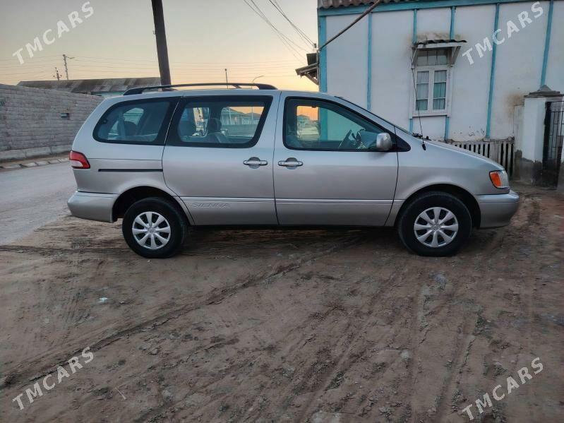 Toyota Sienna 2002 - 170 000 TMT - Эсенгулы - img 1