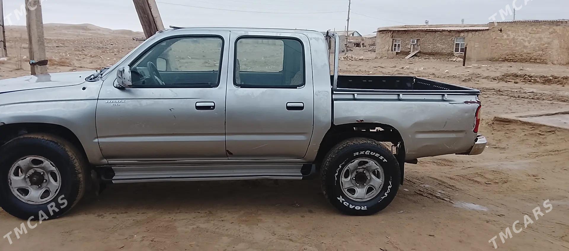 Toyota Hilux 2004 - 90 000 TMT - Гызыларбат - img 1