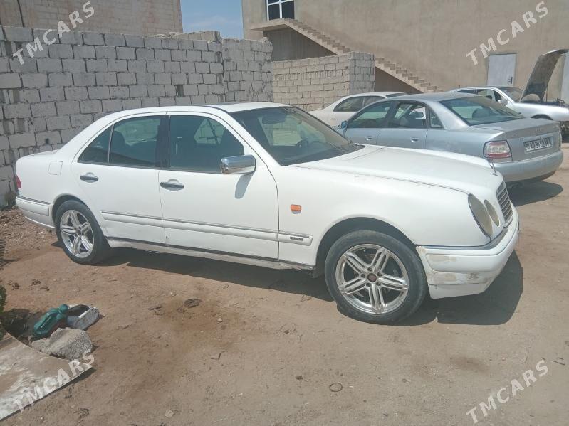 Mercedes-Benz 230E 1997 - 60 000 TMT - Балканабат - img 1
