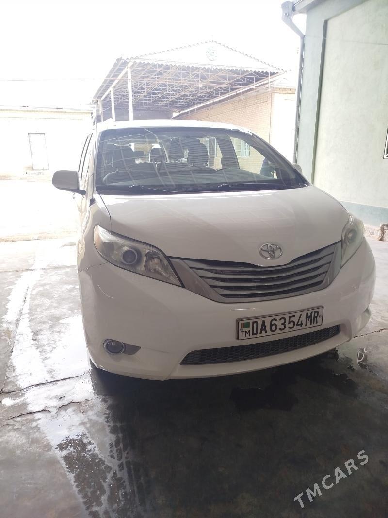 Toyota Sienna 2010 - 300 000 TMT - Мары - img 1