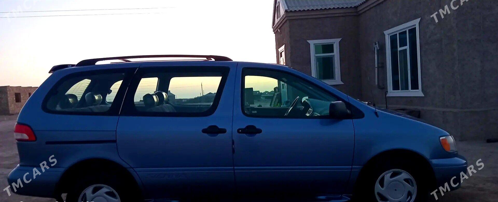 Toyota Sienna 2002 - 180 000 TMT - Balkanabat - img 1