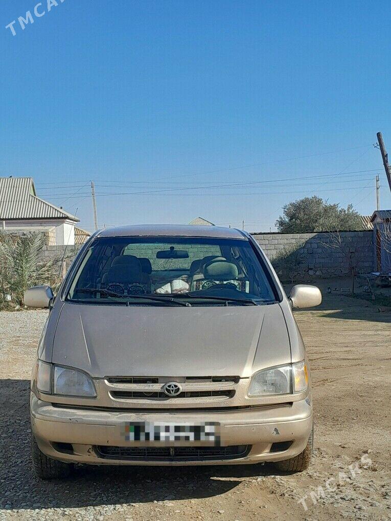 Toyota Sienna 2000 - 135 000 TMT - Этрек - img 1