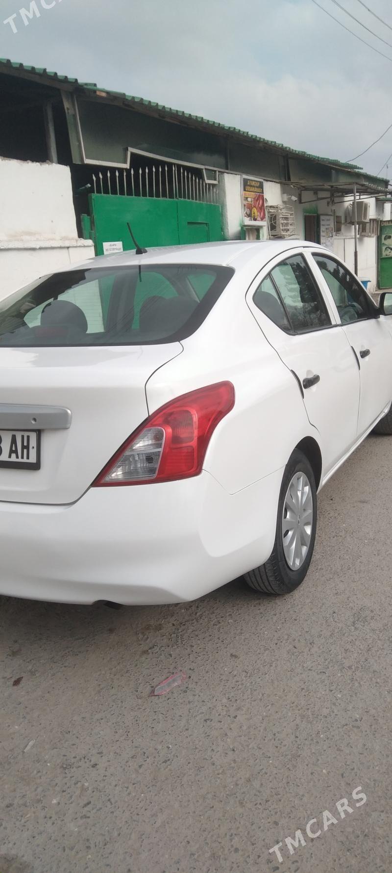 Nissan Versa 2011 - 100 000 TMT - Кака - img 1