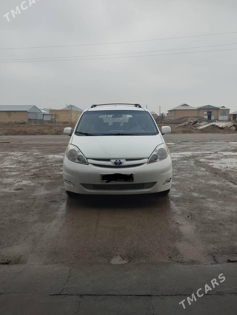 Toyota Sienna 2008 - 255 000 TMT - Мары - img 1