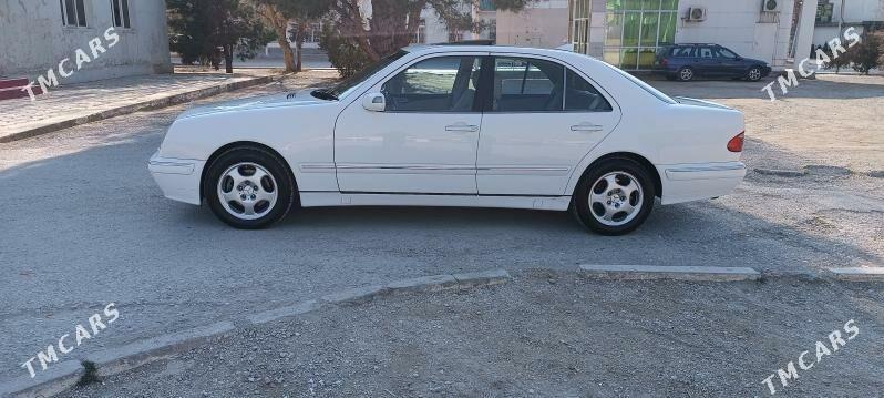 Mercedes-Benz E320 2001 - 160 000 TMT - Балканабат - img 1
