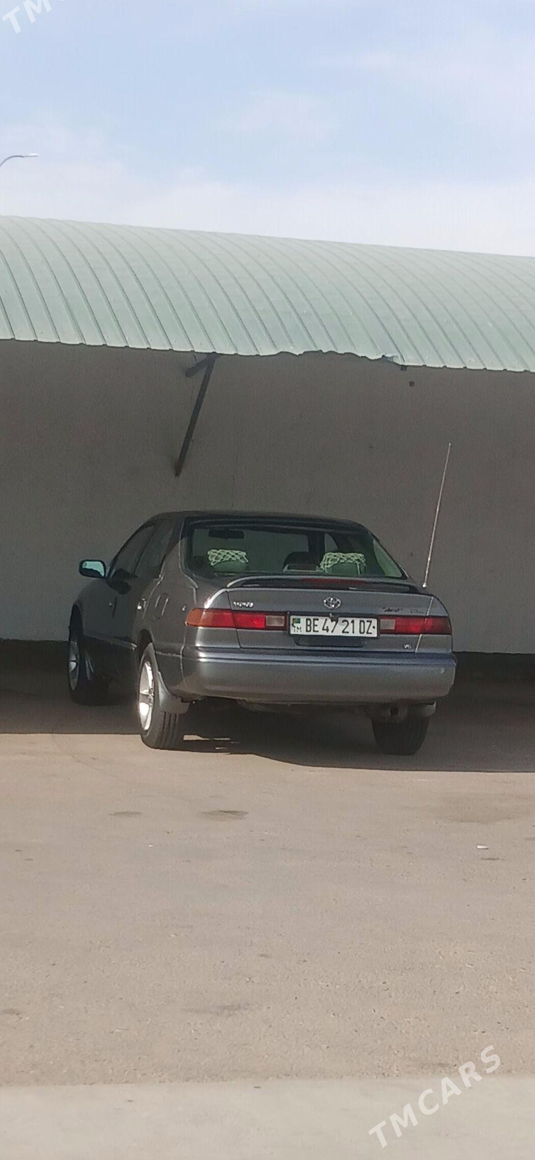 Toyota Camry 1998 - 130 000 TMT - Şabat etr. - img 1