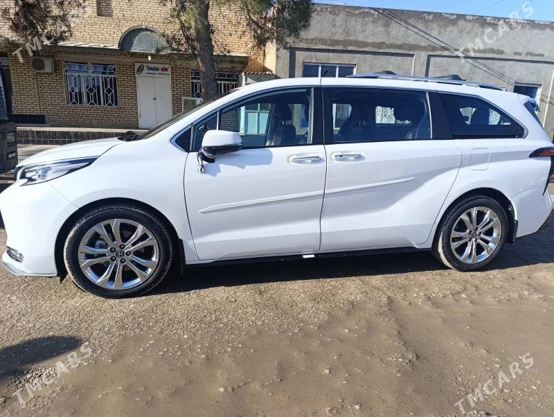 Toyota Sienna 2023 - 640 000 TMT - Baýramaly - img 1