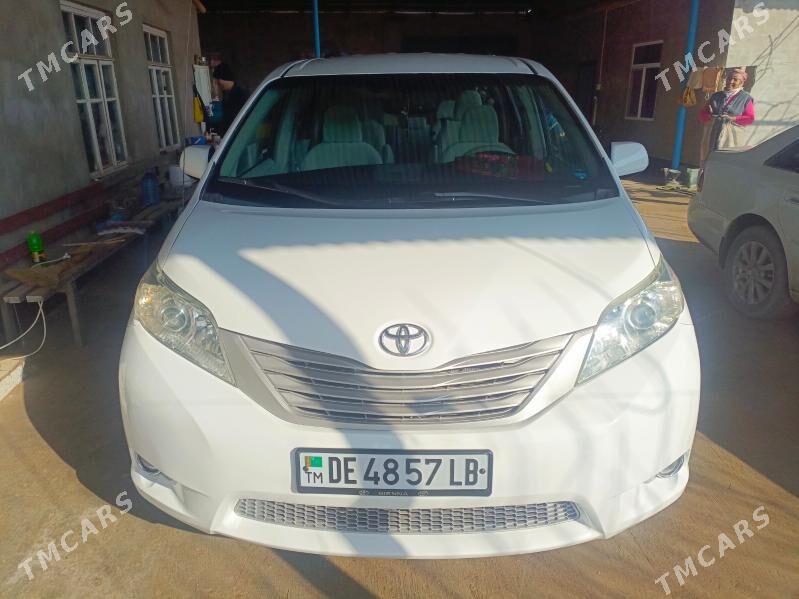 Toyota Sienna 2010 - 330 000 TMT - Dänew - img 1