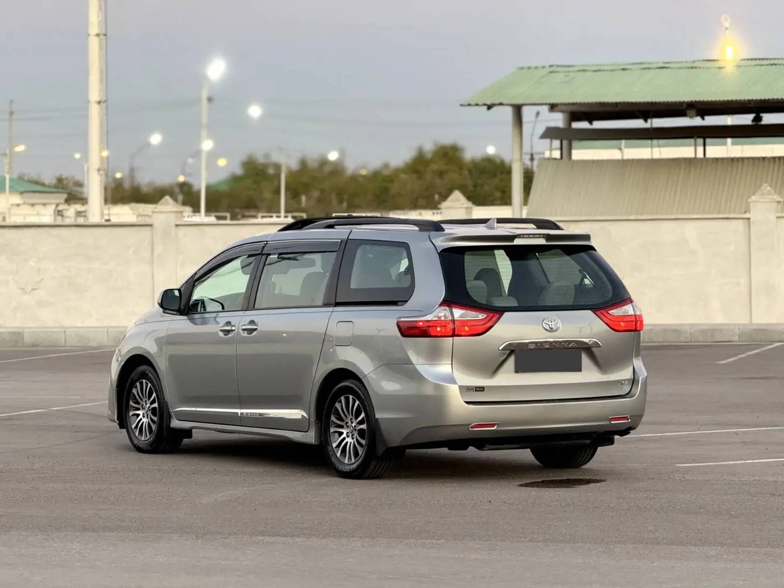 Toyota Sienna 2019 - 455 000 TMT - Балканабат - img 1