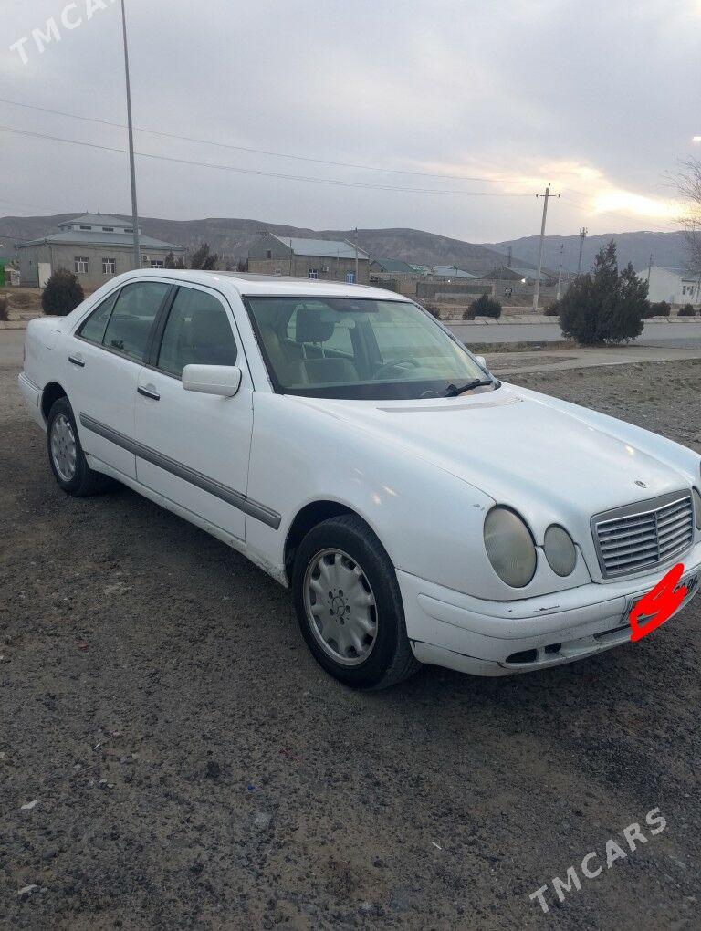 Mercedes-Benz E320 1998 - 80 000 TMT - Гызыларбат - img 1
