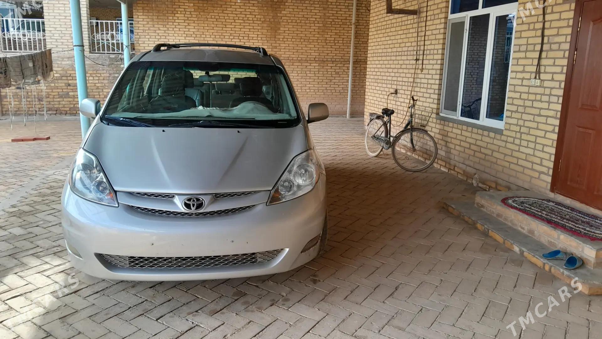 Toyota Sienna 2005 - 180 000 TMT - Halaç - img 1