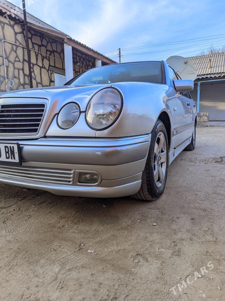 Mercedes-Benz E320 1996 - 95 000 TMT - Гумдаг - img 1