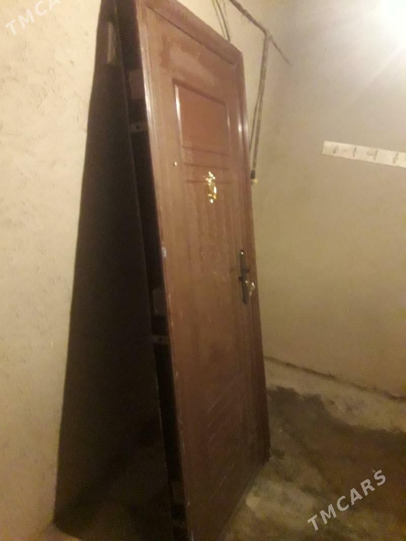 Daşky demir gapy - Гурбансолтан Едже - img 1