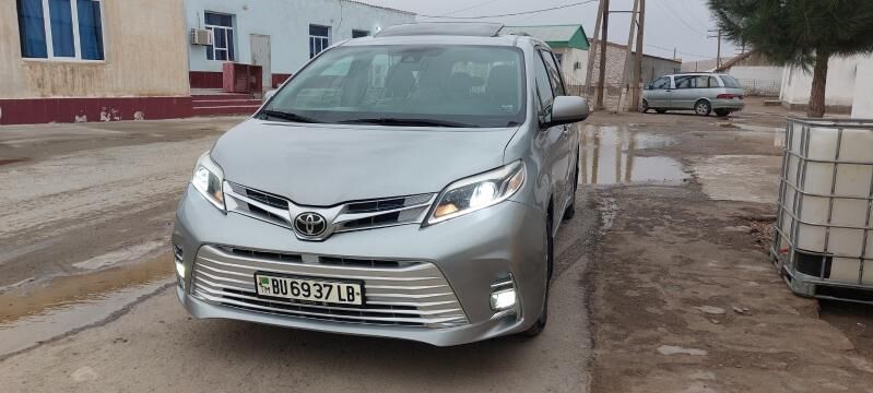 Toyota Sienna 2018 - 440 000 TMT - Койтендаг - img 1