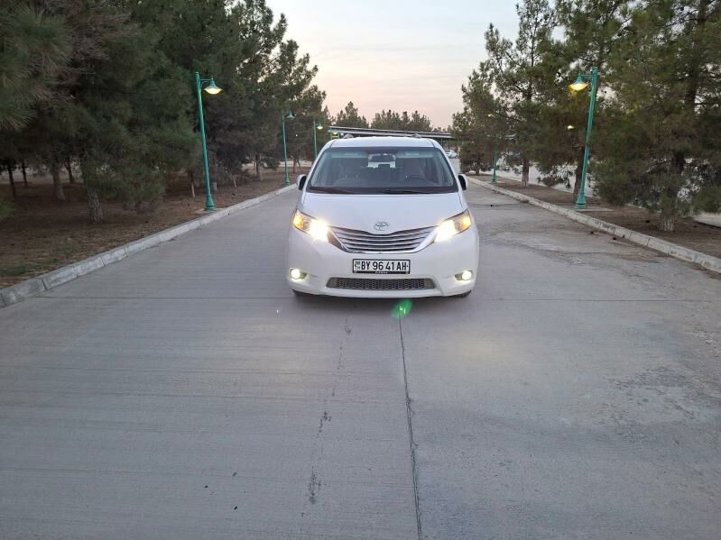 Toyota Sienna 2010 - 294 000 TMT - Гёкдепе - img 1