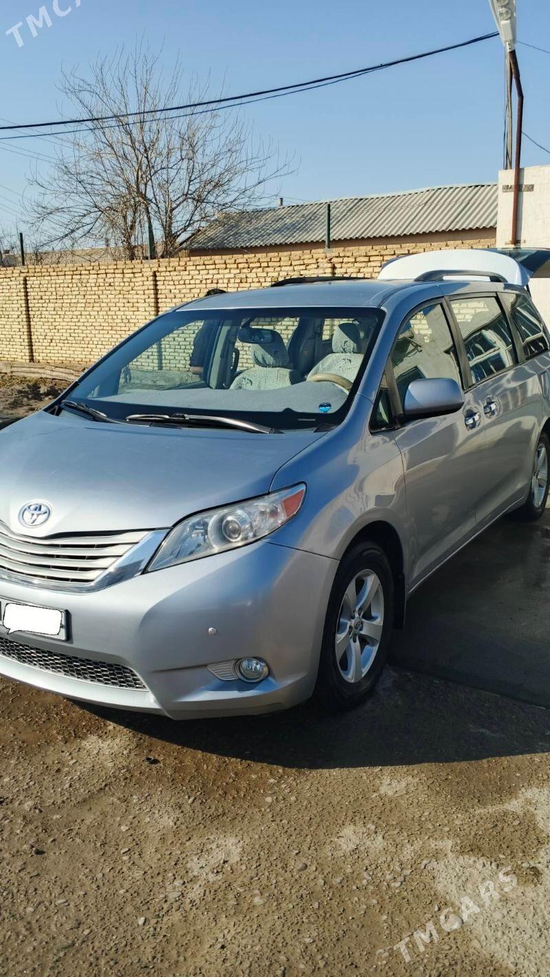 Toyota Sienna 2011 - 290 000 TMT - Ёлётен - img 1