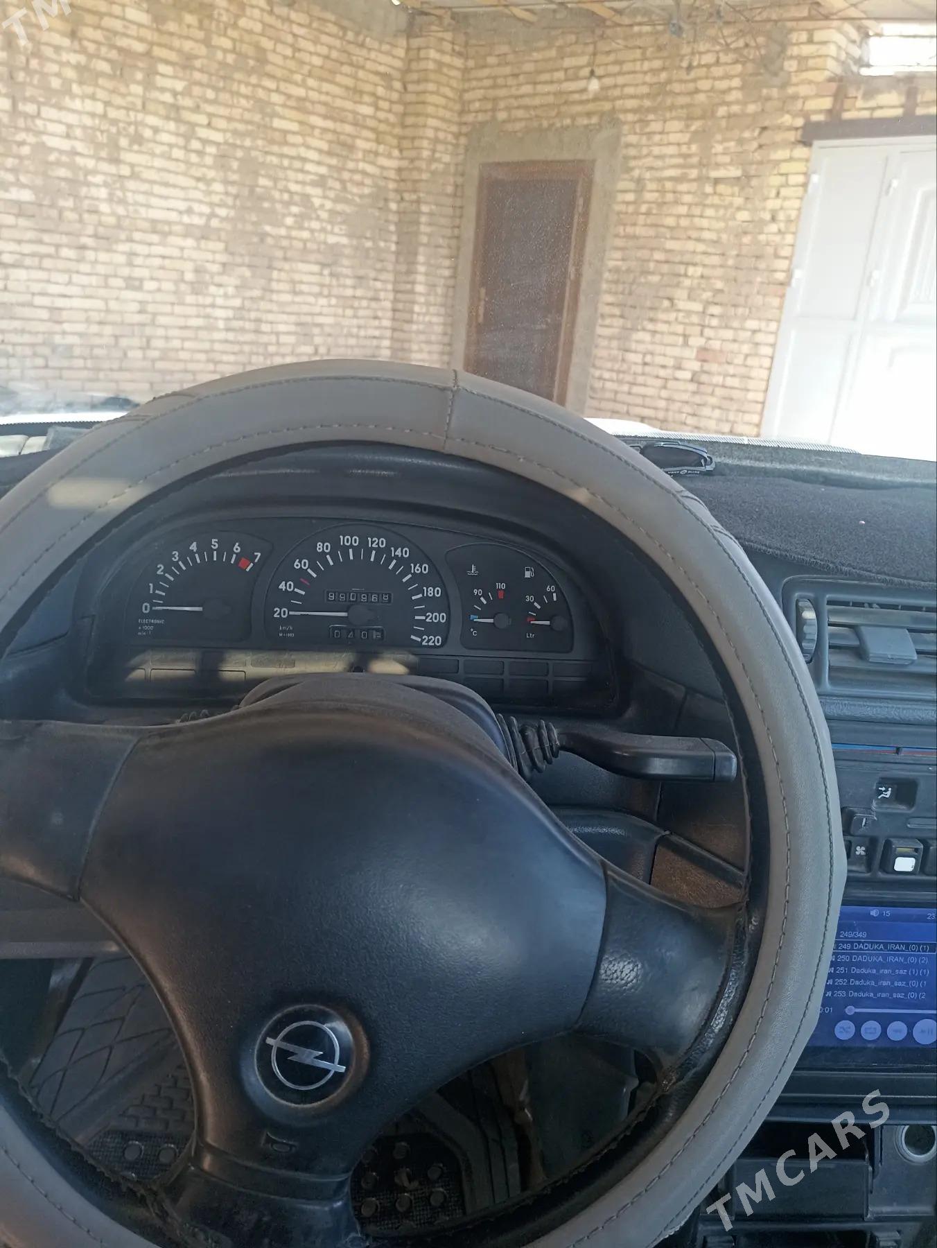 Opel Vectra 1990 - 45 000 TMT - Ёлётен - img 1