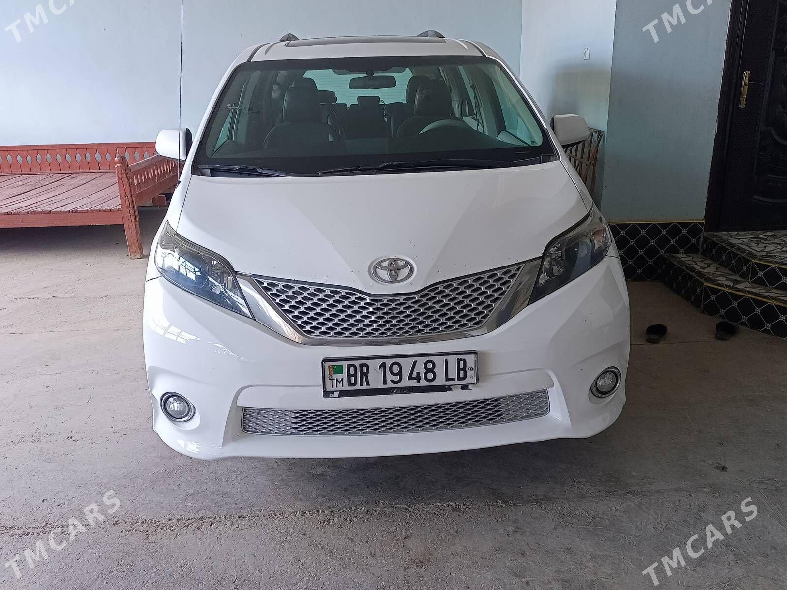 Toyota Sienna 2010 - 350 000 TMT - Чарджоу - img 1